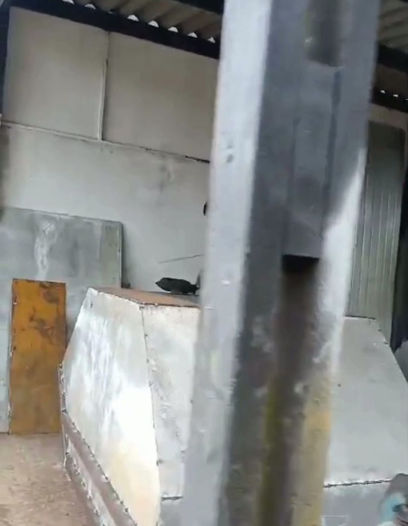 Peça metálica de grande porte em fabricação na oficina da Texas Serralheria