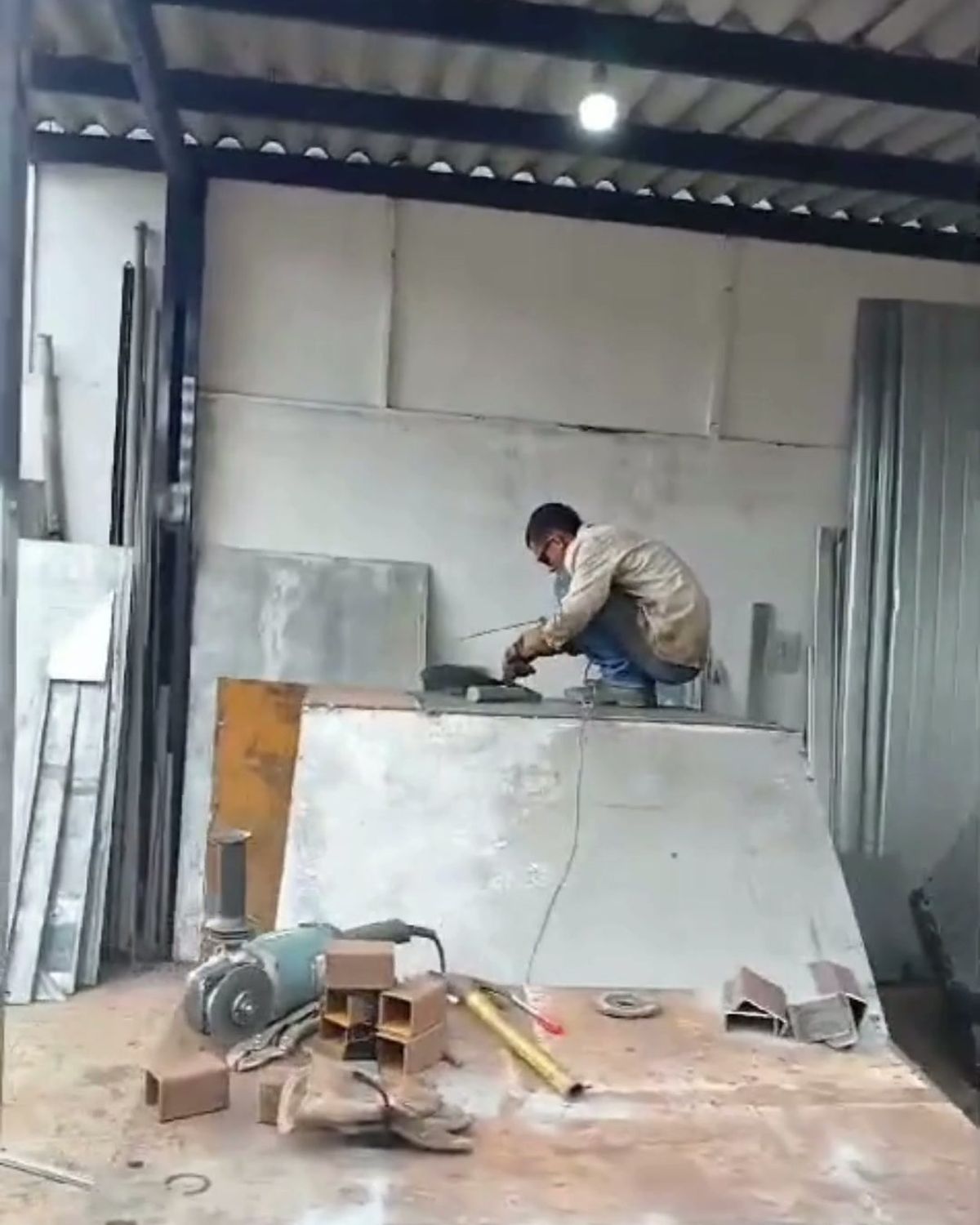 Interior do galpão da Texas Serralheria com peça metálica em fabricação