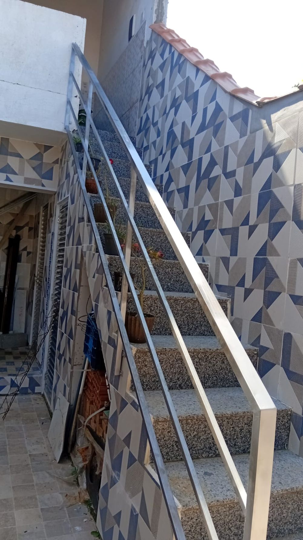 Corrimão de aço inox instalado em escada externa de residência