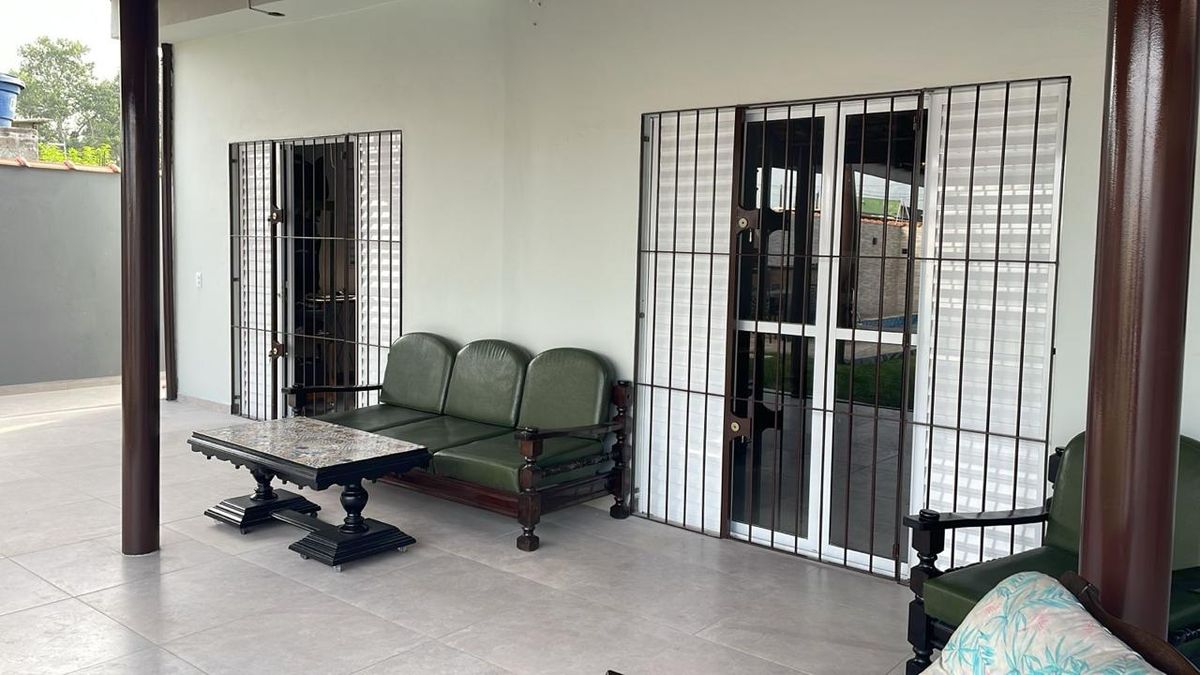 Portas e grades metálicas sob medida instaladas na varanda de uma residência